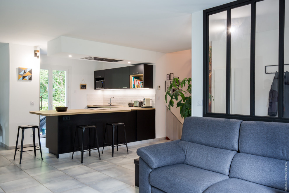 Rénovation d'une cuisine ouverte noire et bois - Modern - Kitchen