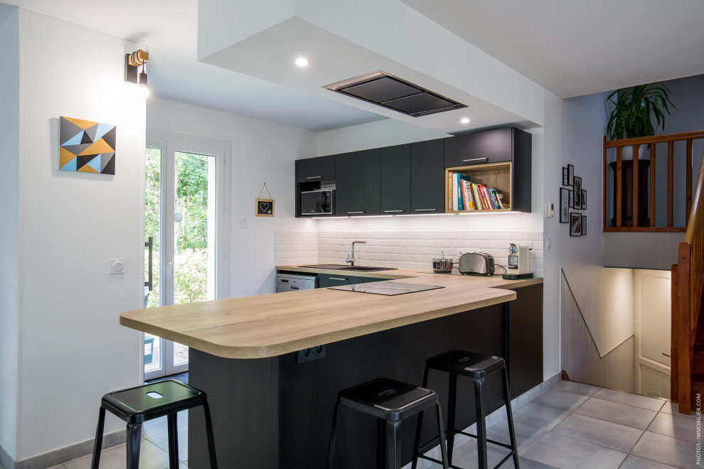 Rénovation d'une cuisine ouverte noire et bois - Modern - Kitchen
