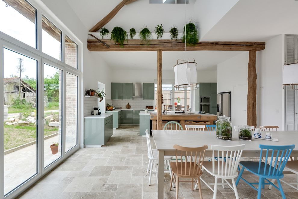 Foto på ett stort eklektiskt kök, med en undermonterad diskho, släta luckor, gröna skåp, laminatbänkskiva, vitt stänkskydd, stänkskydd i tunnelbanekakel, integrerade vitvaror, marmorgolv, en köksö och beiget golv