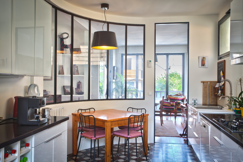 Zweizeilige, Mittelgroße Moderne Wohnküche mit Landhausspüle, flächenbündigen Schrankfronten, weißen Schränken und weißen Elektrogeräten in Paris