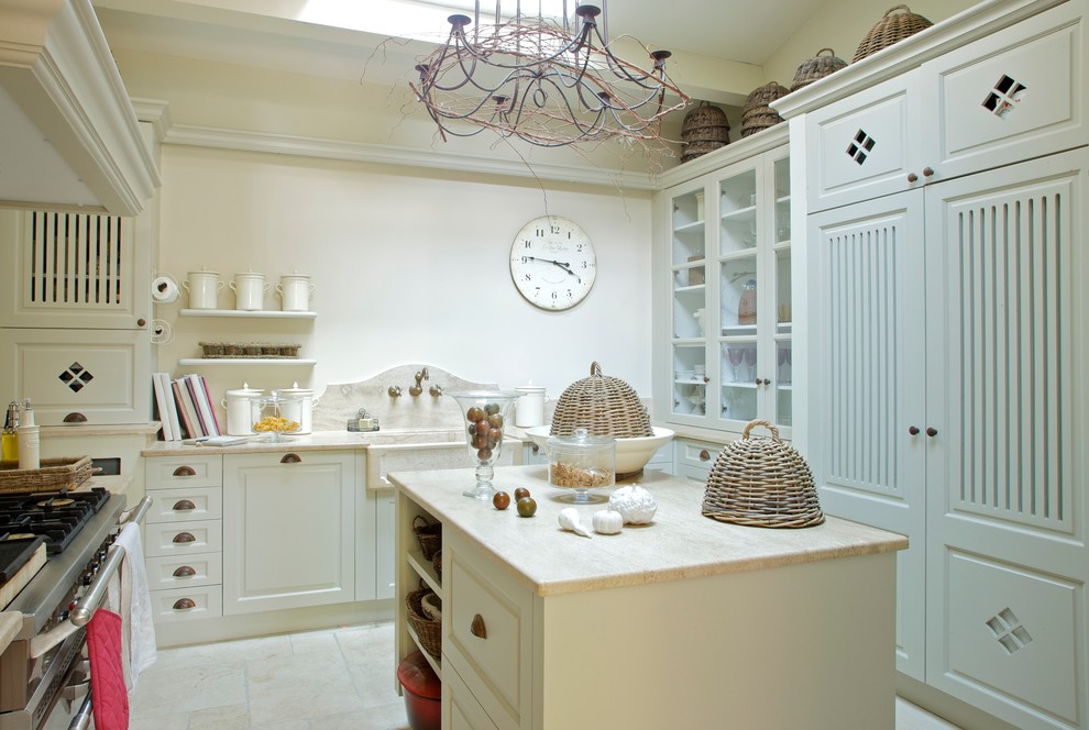 Immagine di una cucina country chiusa e di medie dimensioni con ante bianche e paraspruzzi beige