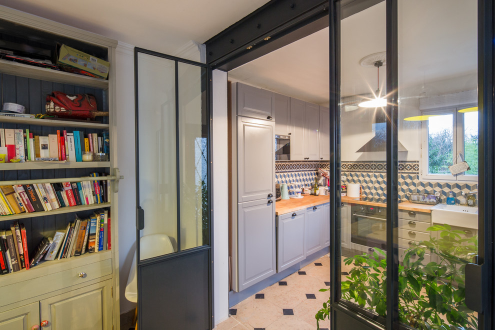 Kitchen - transitional kitchen idea in Paris