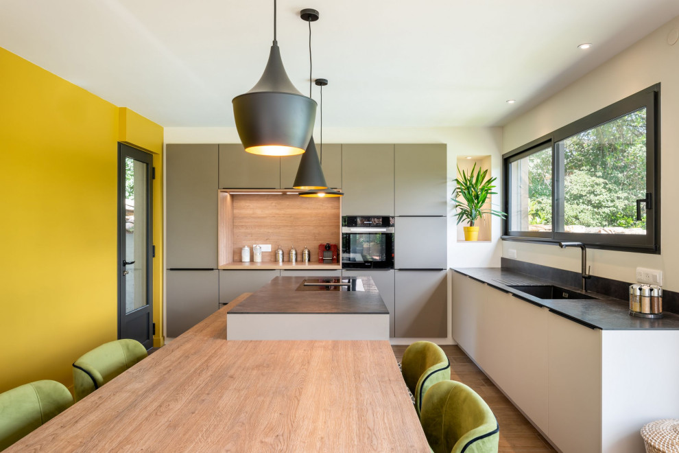 Photo of a large contemporary kitchen in Lyon.
