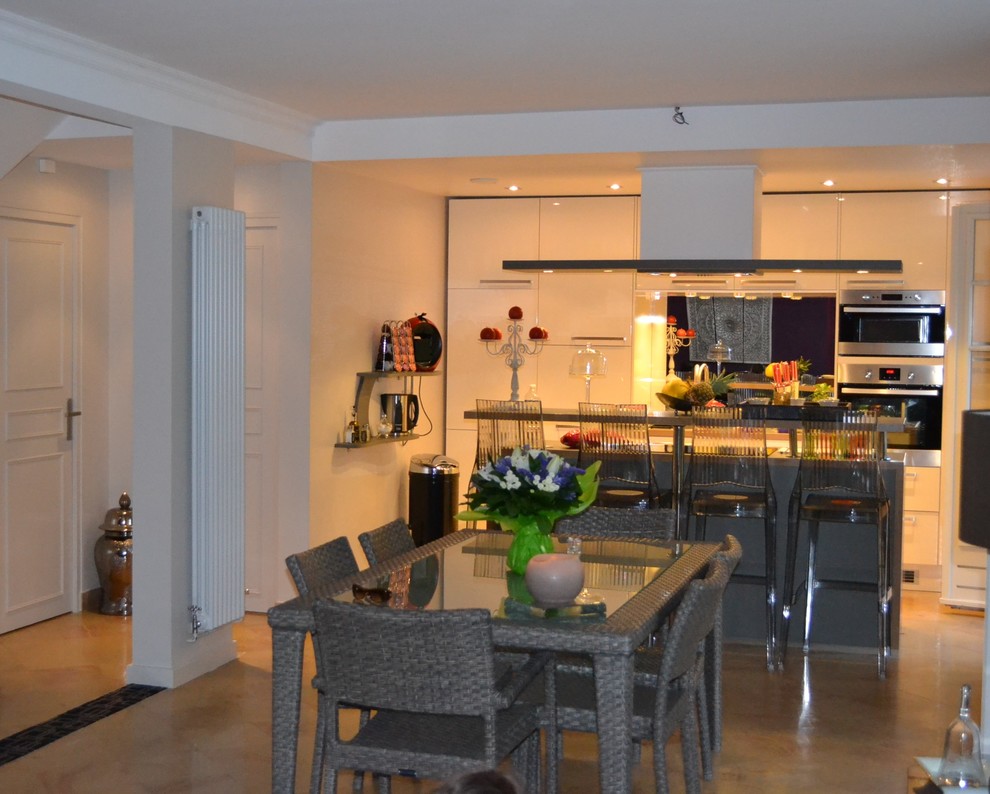 Exempel på ett mellanstort modernt kök, med en undermonterad diskho, släta luckor, vita skåp, laminatbänkskiva, spegel som stänkskydd, rostfria vitvaror, klinkergolv i keramik, en köksö och orange golv