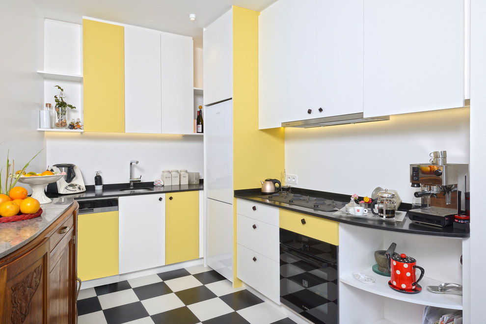 Idéer för ett stort modernt l-kök, med vitt stänkskydd, svarta vitvaror, en undermonterad diskho, släta luckor, vita skåp och flerfärgat golv