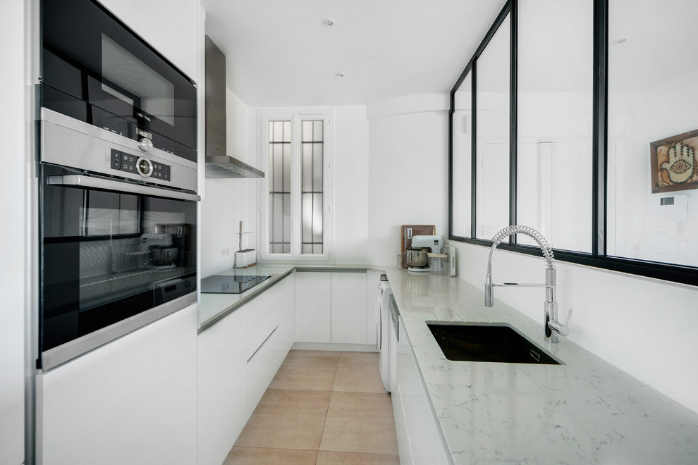 Esempio di una cucina ad U nordica chiusa e di medie dimensioni con ante bianche, top in quarzite, paraspruzzi bianco e top bianco