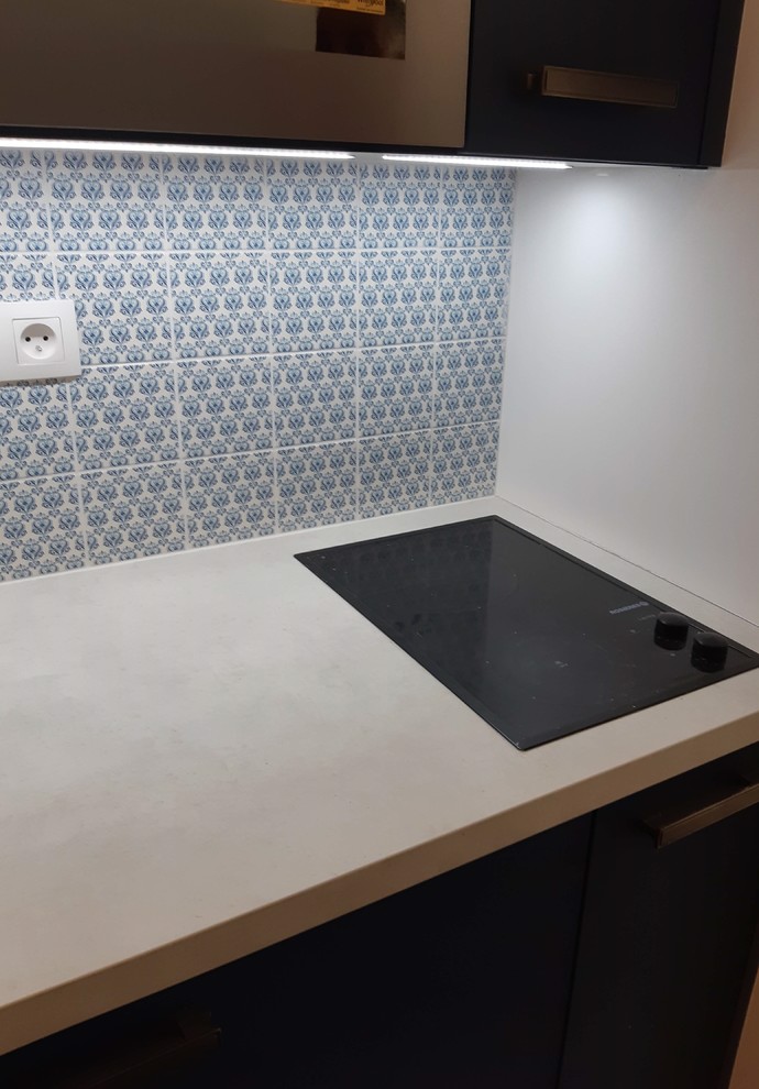 Offene, Einzeilige, Kleine Maritime Küche mit integriertem Waschbecken, Laminat-Arbeitsplatte, Küchenrückwand in Blau, Rückwand aus Keramikfliesen, Keramikboden und beiger Arbeitsplatte in Marseille