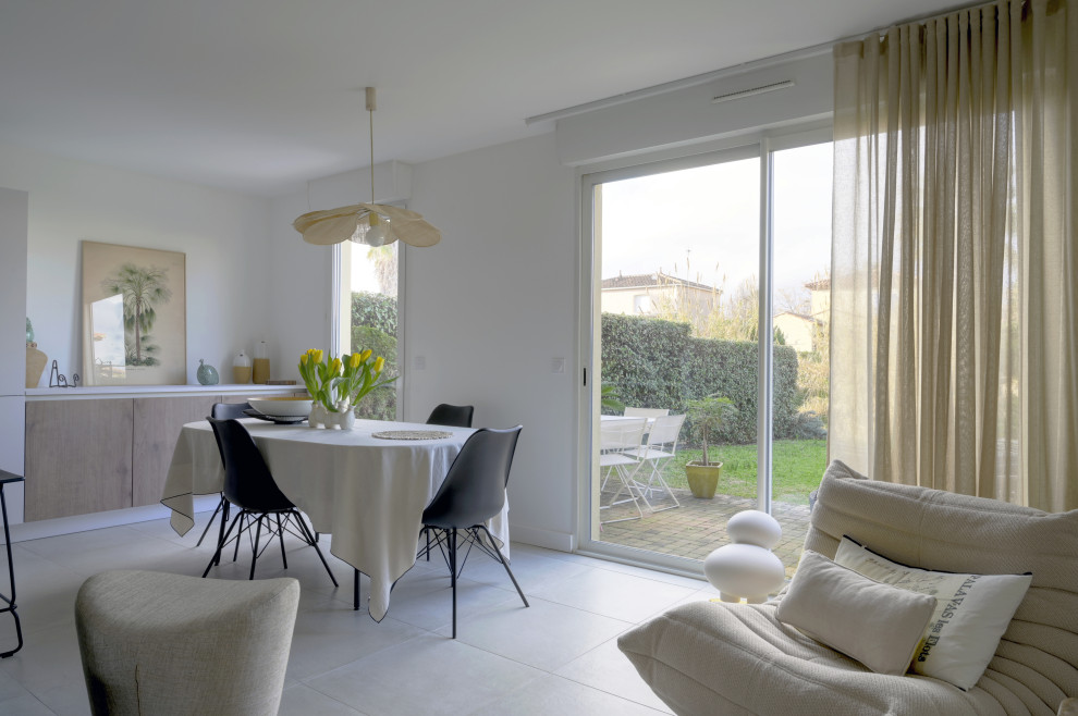 Esempio di una piccola sala da pranzo aperta verso il soggiorno chic con pavimento con piastrelle in ceramica e pavimento beige