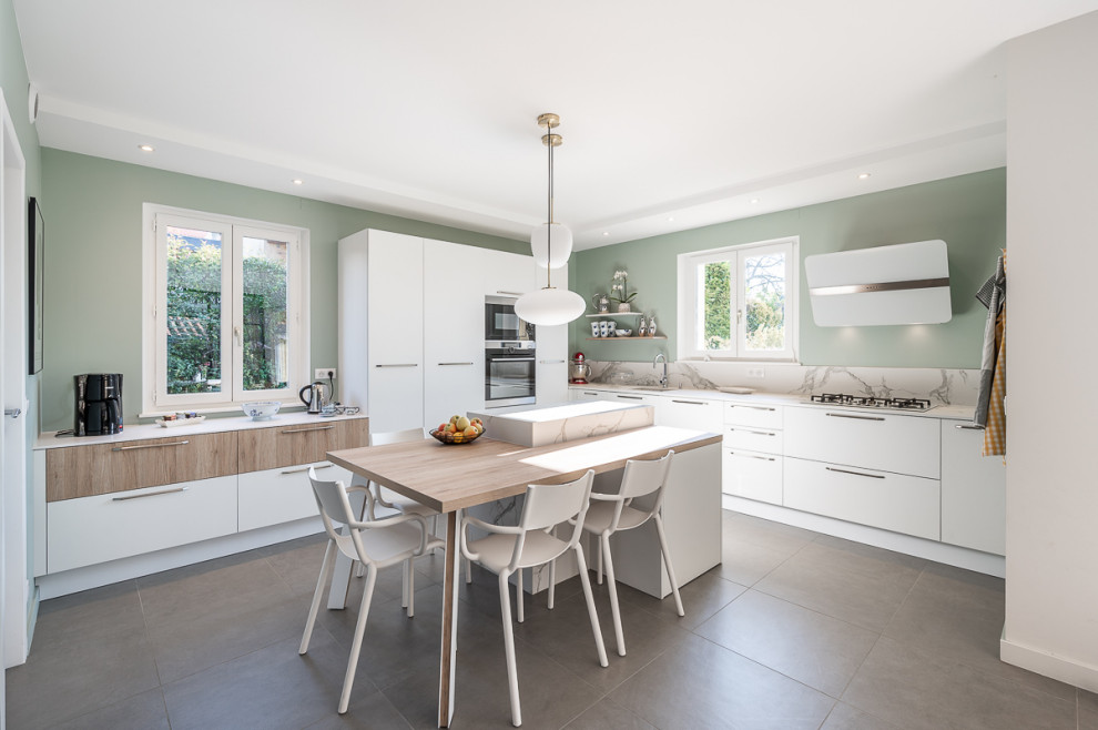 Exempel på ett stort skandinaviskt kök, med en integrerad diskho, släta luckor, vita skåp, marmorbänkskiva, stänkskydd i marmor, rostfria vitvaror, klinkergolv i keramik, en köksö och grått golv