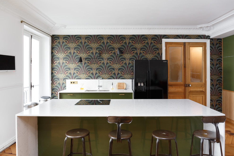 Inredning av ett modernt mellanstort vit linjärt vitt kök och matrum, med en undermonterad diskho, släta luckor, gröna skåp, marmorbänkskiva, vitt stänkskydd, stänkskydd i marmor, integrerade vitvaror, mellanmörkt trägolv, en köksö och brunt golv