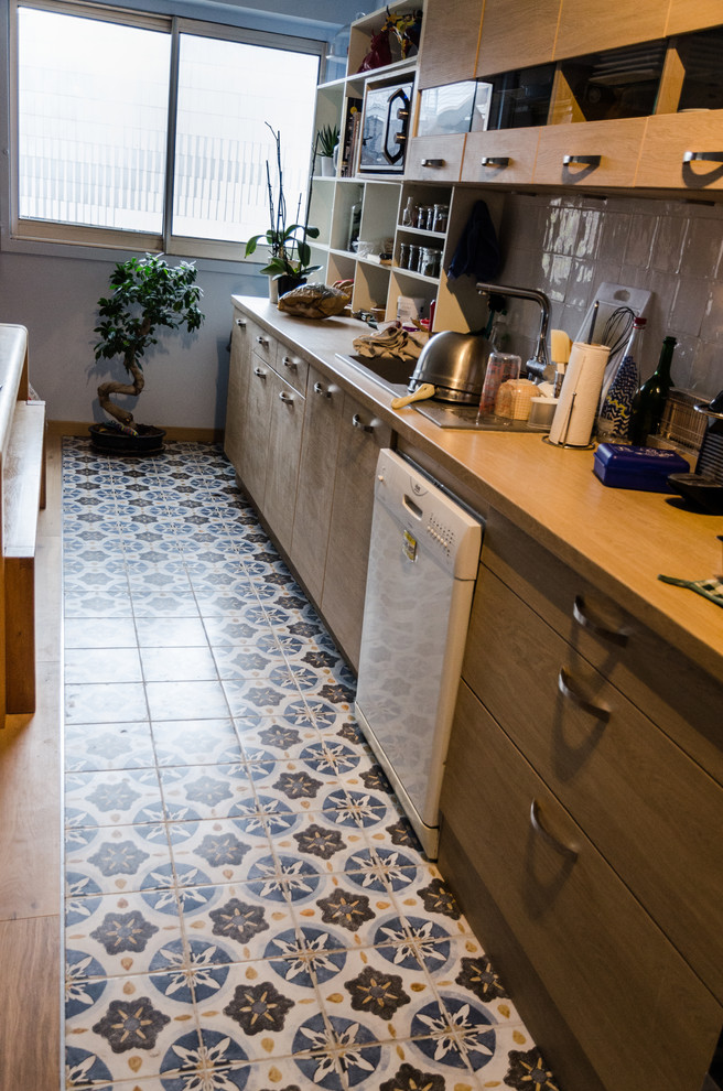 Ejemplo de cocina lineal vintage de tamaño medio con encimera de madera, salpicadero blanco, salpicadero de azulejos de porcelana, suelo de baldosas de cerámica y suelo azul
