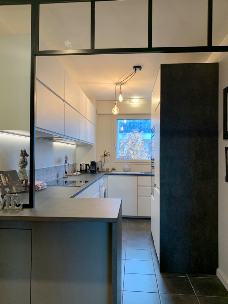 Ispirazione per una cucina contemporanea di medie dimensioni con pavimento grigio
