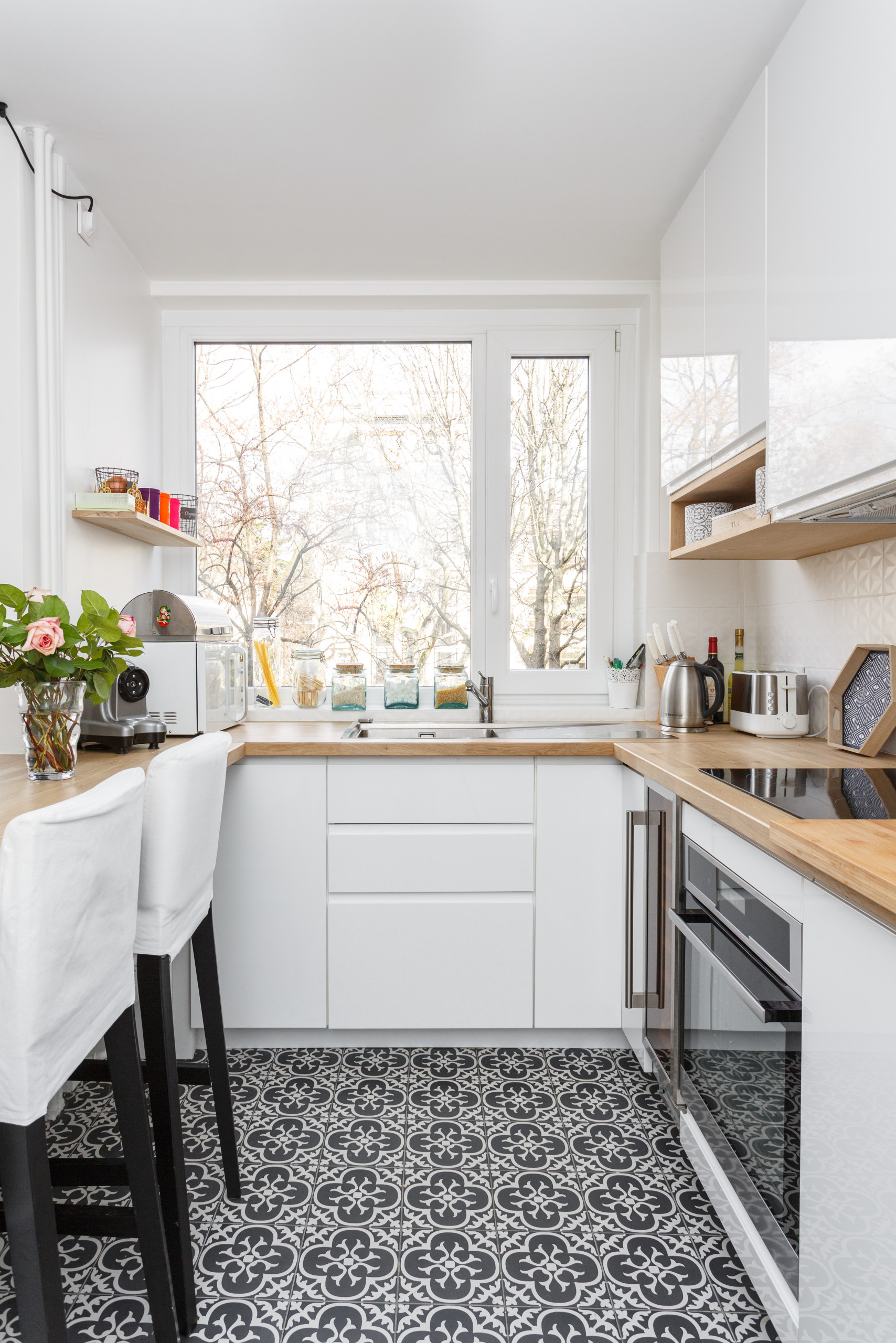 75 photos et idées déco de cuisines blanches avec fenêtre au-dessus de l' évier - Juillet 2023 | Houzz FR