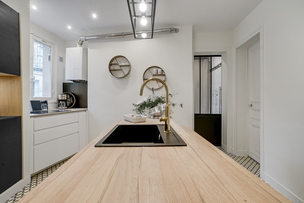 Elegant kitchen photo in Paris
