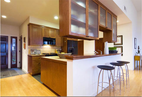 Aménagement d'une petite cuisine américaine parallèle moderne en bois clair avec un évier encastré, un placard à porte vitrée, plan de travail carrelé, une crédence beige, un électroménager noir, un sol en ardoise et îlot.