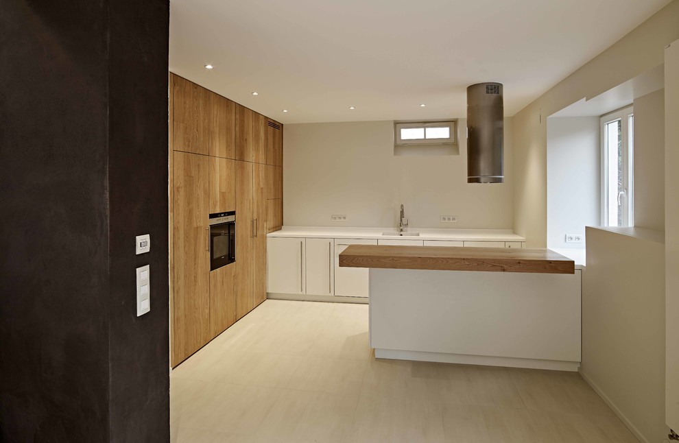 This is an example of a modern kitchen in Strasbourg.