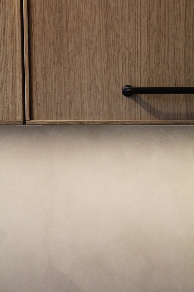 Foto di una piccola cucina contemporanea con top in cemento, paraspruzzi beige, pavimento in legno massello medio e top beige