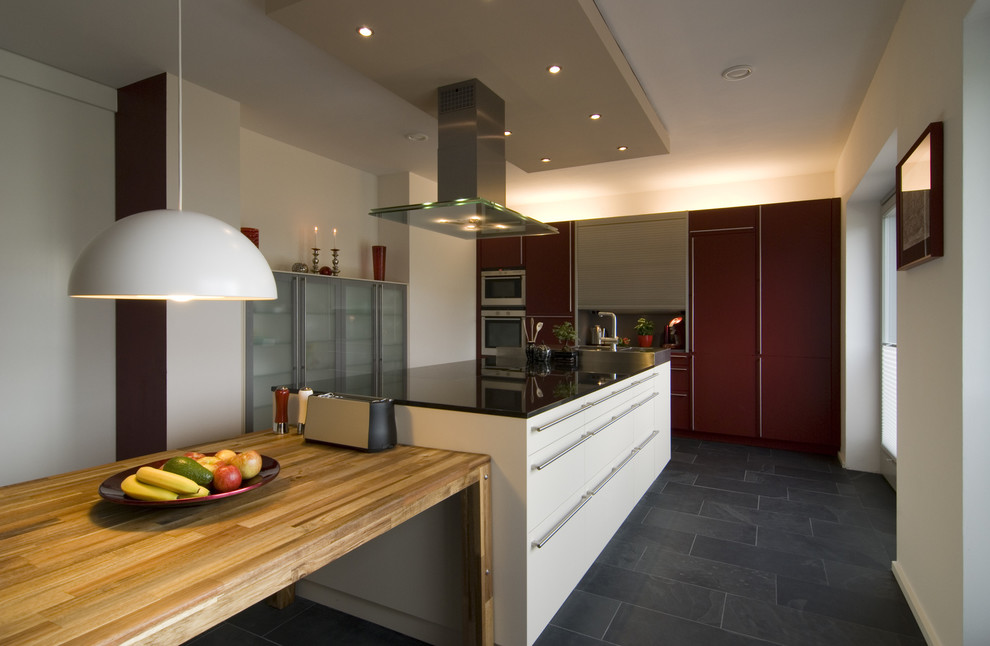 Inspiration for a contemporary kitchen remodel in Reims