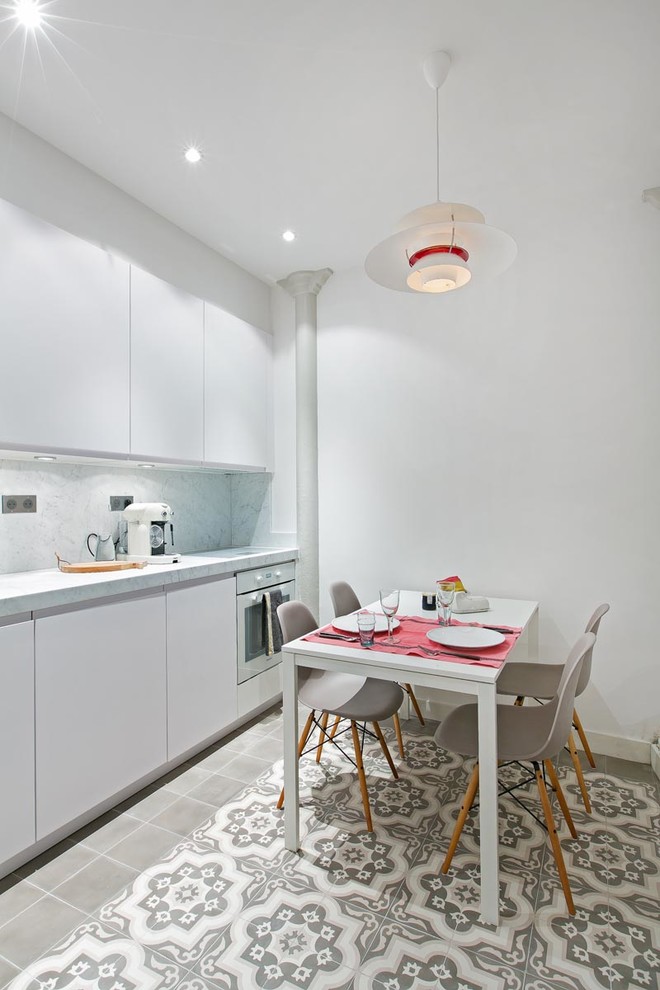 Einzeilige, Mittelgroße Moderne Küche ohne Insel mit weißen Schränken, Küchenrückwand in Weiß, weißen Elektrogeräten und Keramikboden in Paris