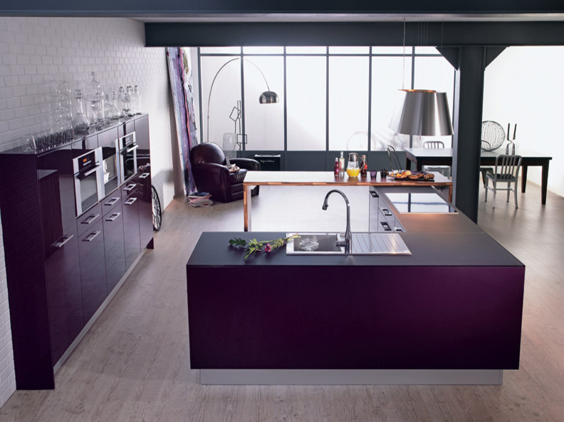Cette image montre une grande cuisine ouverte design en U avec un électroménager en acier inoxydable et îlot.