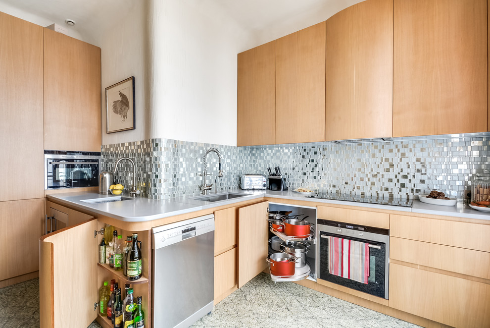 Diseño de cocina blanca y madera, clásica renovada, grande, cerrada, sin isla, con fregadero bajoencimera, puertas de armario de madera clara, electrodomésticos de acero inoxidable, salpicadero verde y salpicadero con efecto espejo