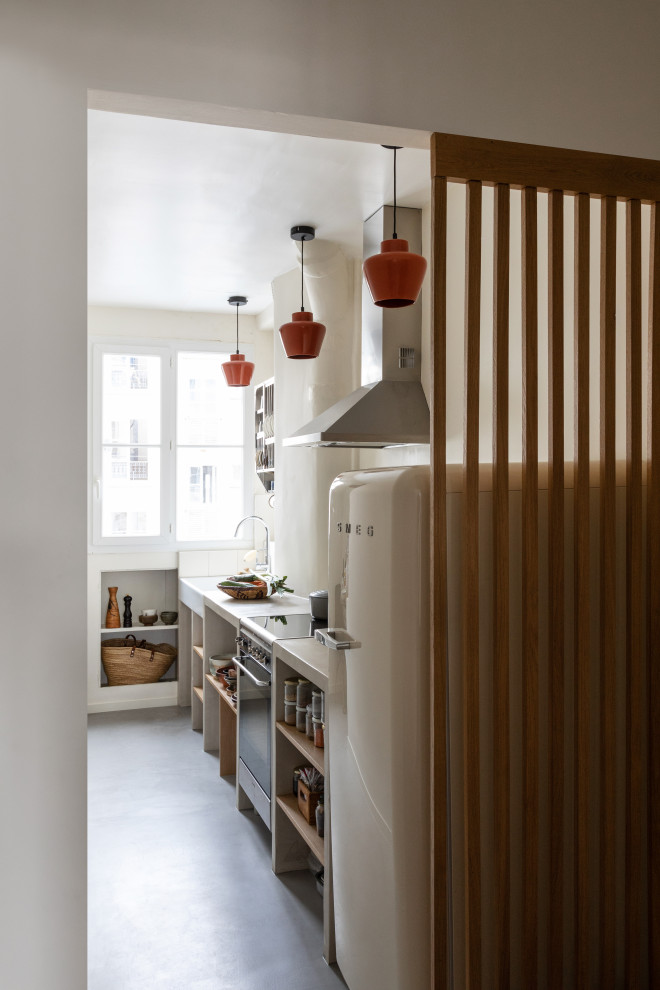 Exempel på ett litet modernt beige linjärt beige kök med öppen planlösning, med öppna hyllor, bänkskiva i betong, beige stänkskydd, betonggolv och grått golv