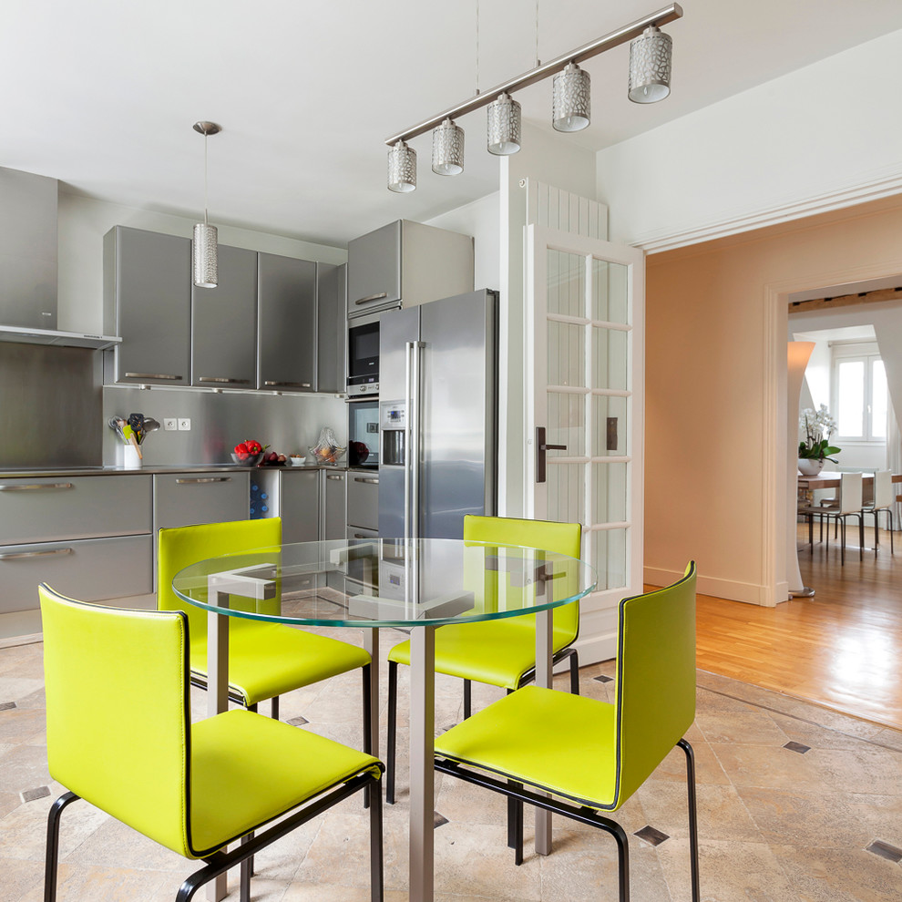 Свежая идея для дизайна: большая угловая, отдельная кухня в современном стиле с плоскими фасадами и серыми фасадами - отличное фото интерьера