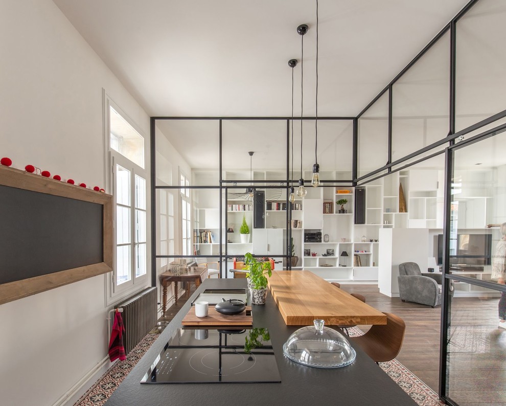 Inspiration för ett industriellt linjärt kök med öppen planlösning, med en köksö och flerfärgat golv