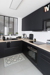 Photo of a beige kitchen with dark worktop on Craiyon