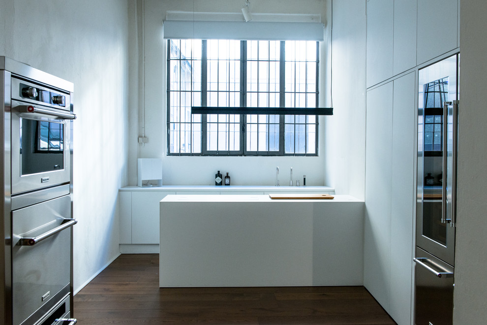 Zweizeilige, Kleine Moderne Küche mit integriertem Waschbecken, Mineralwerkstoff-Arbeitsplatte, Küchenrückwand in Weiß, Küchengeräten aus Edelstahl und Kücheninsel in Frankfurt am Main