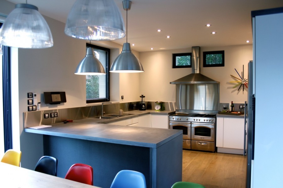 Example of a large trendy u-shaped eat-in kitchen design in Angers with concrete countertops