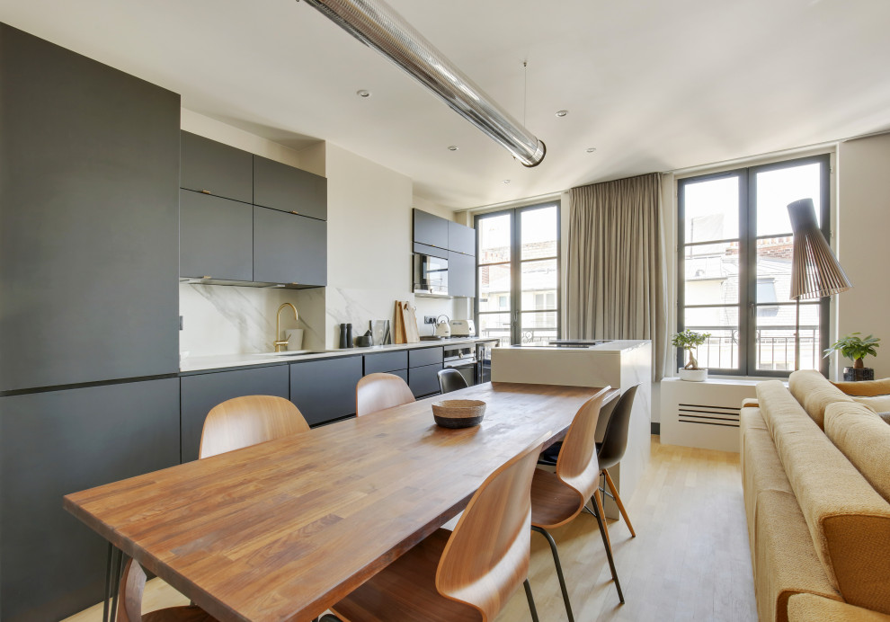 Foto di una cucina contemporanea di medie dimensioni con parquet chiaro e pavimento beige