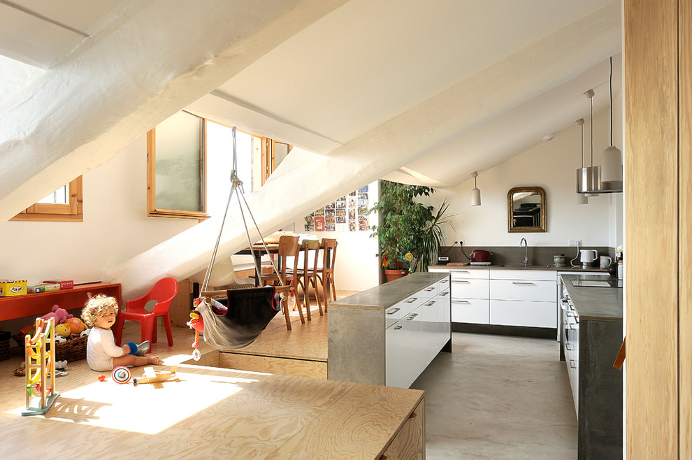 Offene, Mittelgroße Moderne Küche in L-Form mit flächenbündigen Schrankfronten, weißen Schränken und Kücheninsel in Lyon