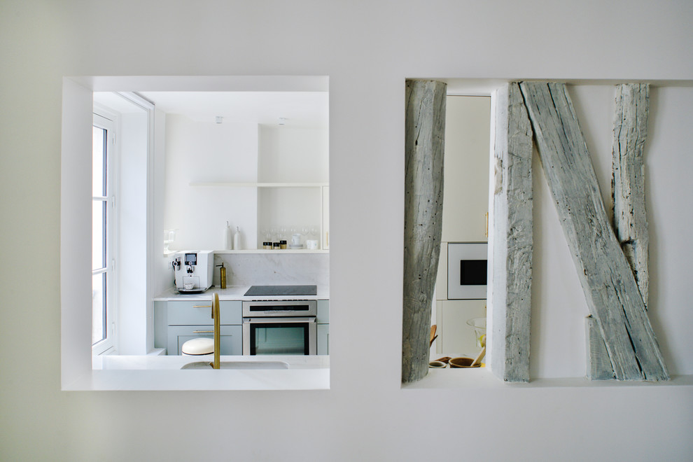 Aménagement d'une cuisine parallèle contemporaine avec un évier 1 bac, un plan de travail en granite et une crédence grise.