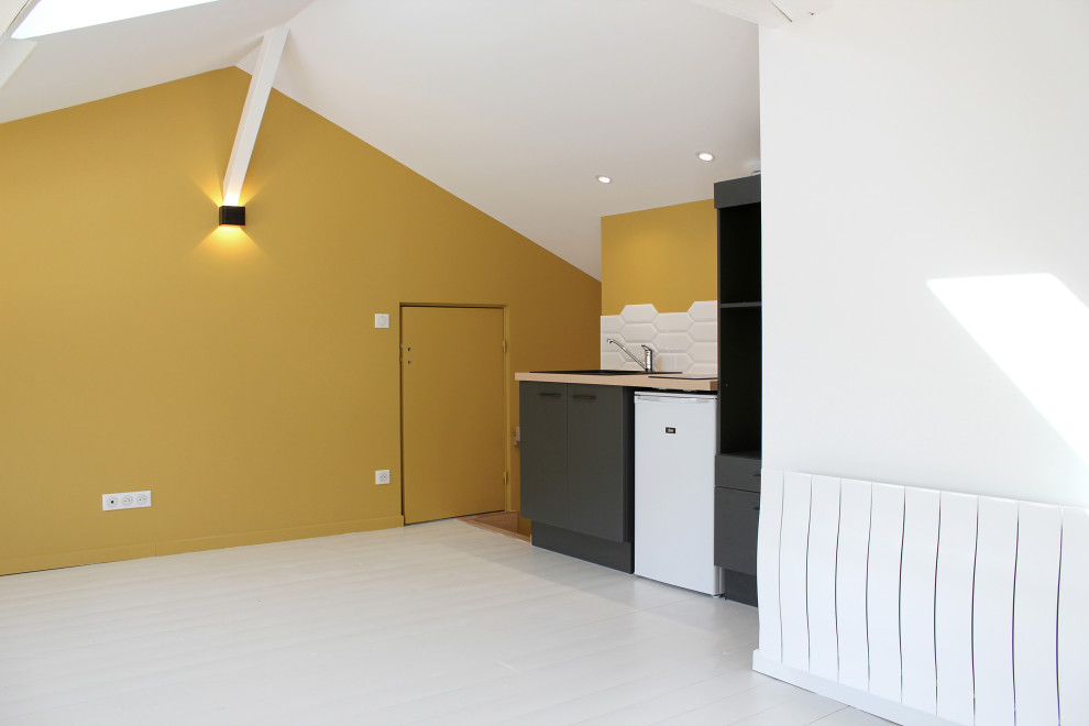 Idéer för att renovera ett mellanstort funkis linjärt kök med öppen planlösning, med vitt stänkskydd, stänkskydd i keramik, målat trägolv och vitt golv