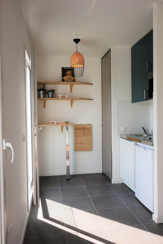 Идея дизайна: маленькая прямая кухня в скандинавском стиле для на участке и в саду