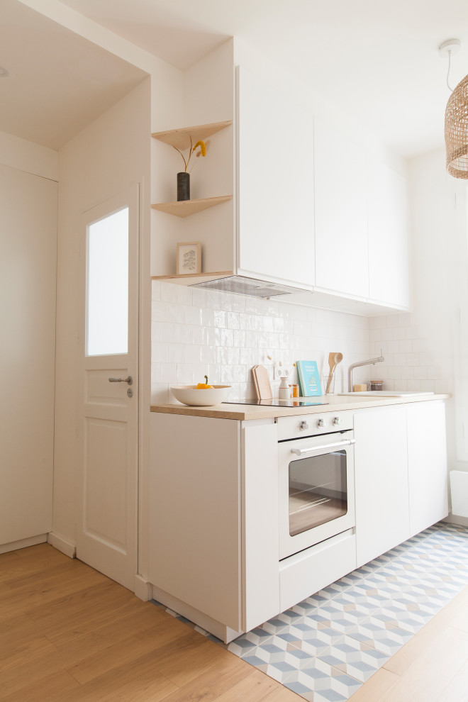 Idéer för små skandinaviska linjära kök med öppen planlösning, med en enkel diskho, laminatbänkskiva, vitt stänkskydd och vita vitvaror