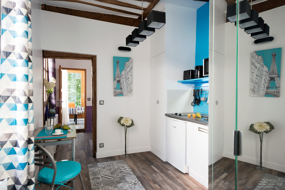 Kleine, Einzeilige Moderne Wohnküche mit weißen Schränken in Paris