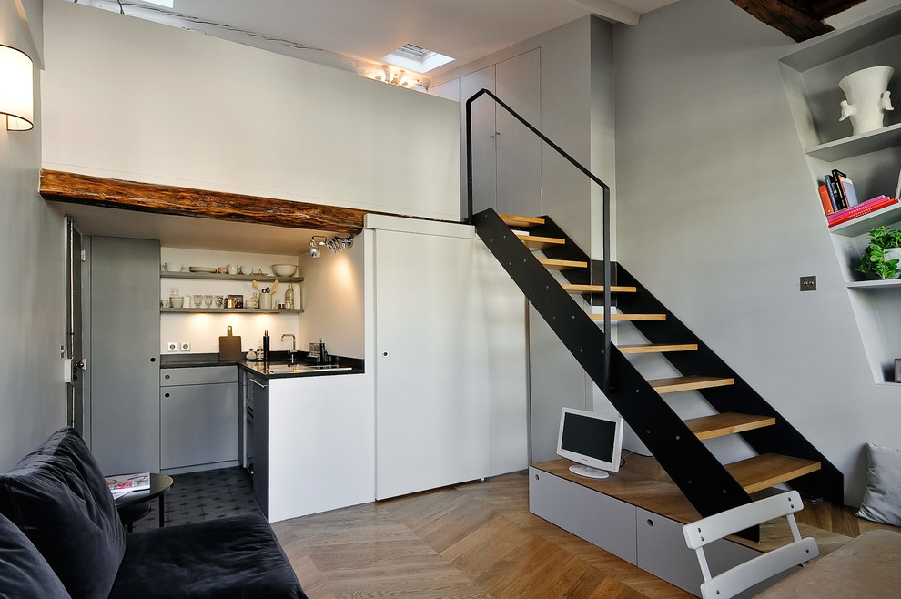 Foto di una cucina contemporanea di medie dimensioni con pavimento in legno massello medio e pavimento marrone