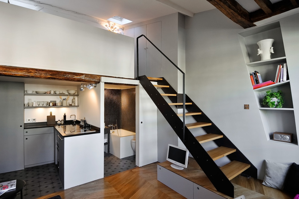 Mittelgroße Moderne Küche mit braunem Holzboden und braunem Boden in Paris