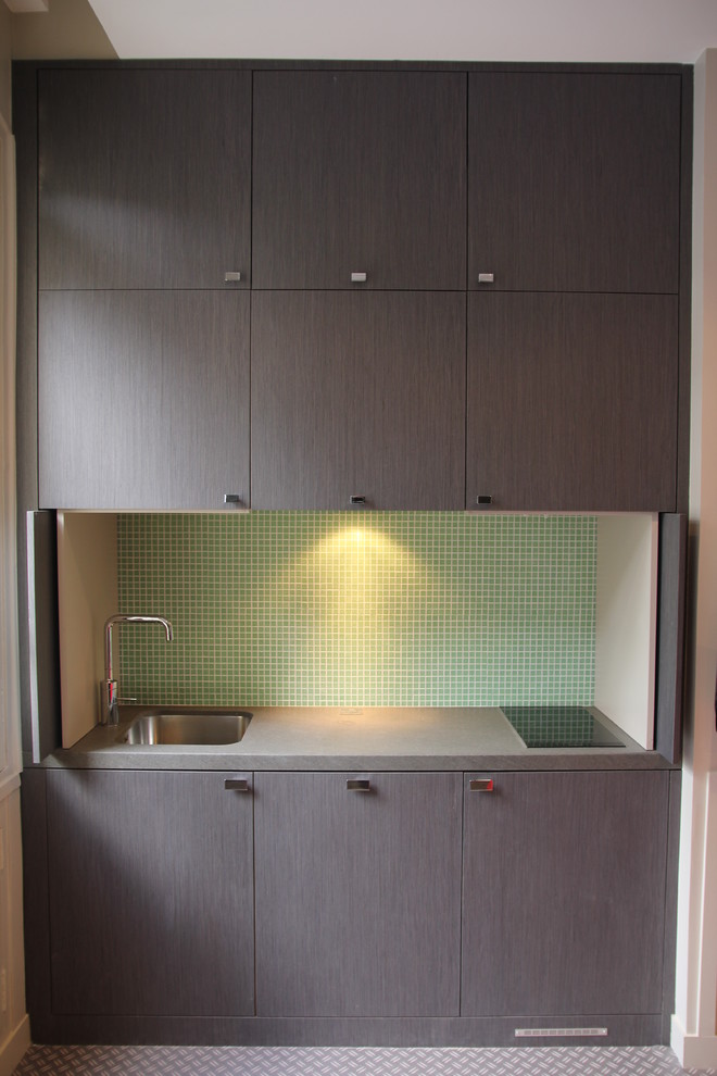 Modelo de cocina lineal actual pequeña abierta sin isla con fregadero encastrado, puertas de armario de madera en tonos medios, salpicadero gris y salpicadero con mosaicos de azulejos