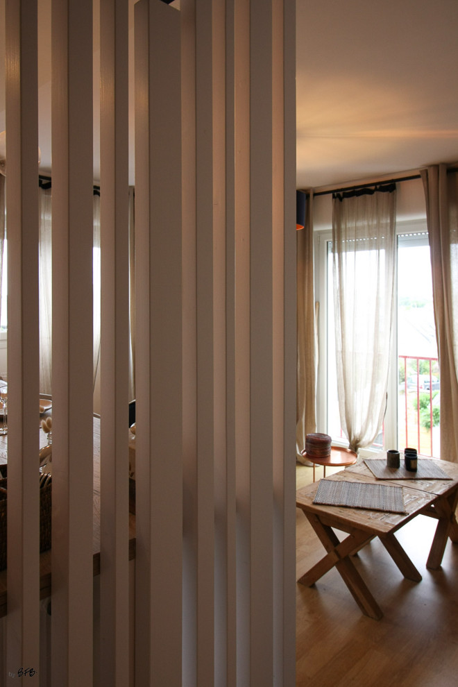 Idee per una cucina stile shabby di medie dimensioni con ante in legno chiaro, top in legno, pavimento in linoleum e pavimento beige