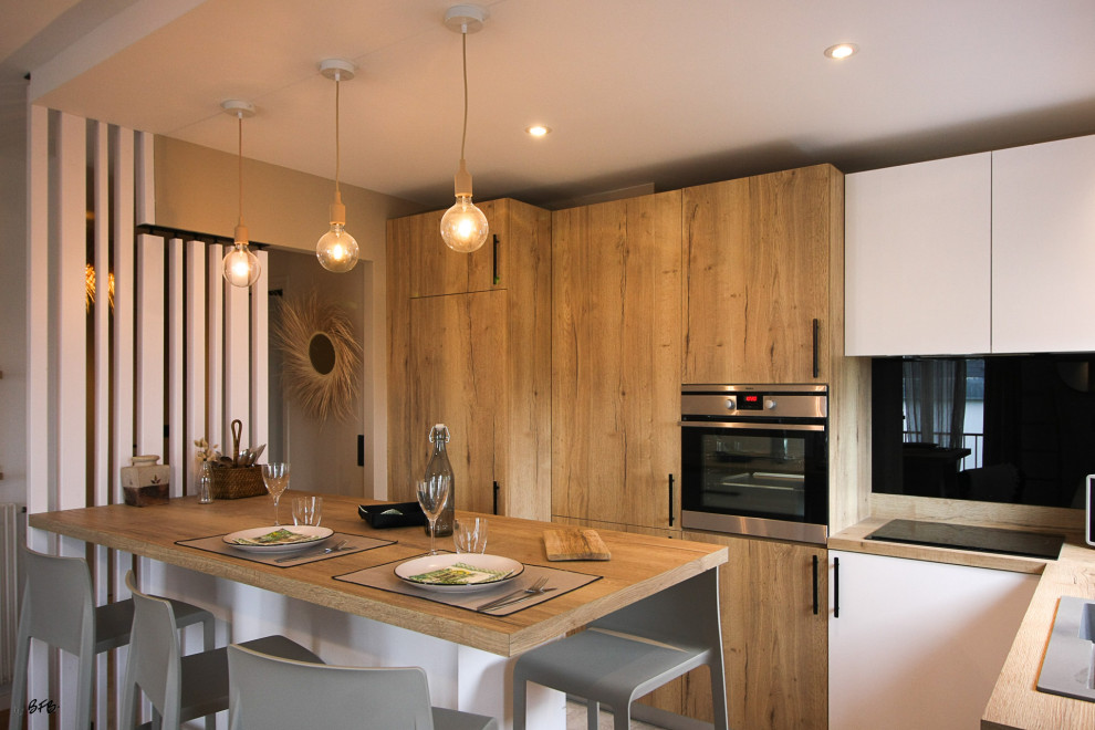 Offene, Mittelgroße Shabby-Style Küche in U-Form mit hellen Holzschränken, Arbeitsplatte aus Holz, Linoleum, Kücheninsel und beigem Boden in Rennes