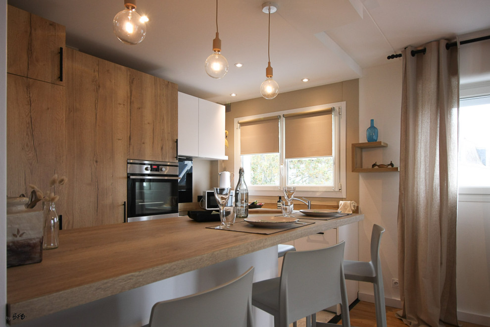 レンヌにあるラグジュアリーな中くらいなシャビーシック調のおしゃれなキッチン (淡色木目調キャビネット、木材カウンター、リノリウムの床、ベージュの床) の写真