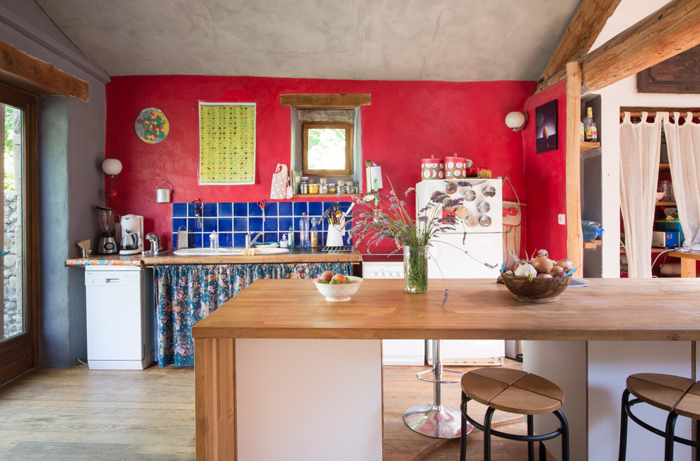 Стильный дизайн: кухня в стиле фьюжн с накладной мойкой, синим фартуком, фартуком из керамической плитки, белой техникой, паркетным полом среднего тона, островом и деревянной столешницей - последний тренд