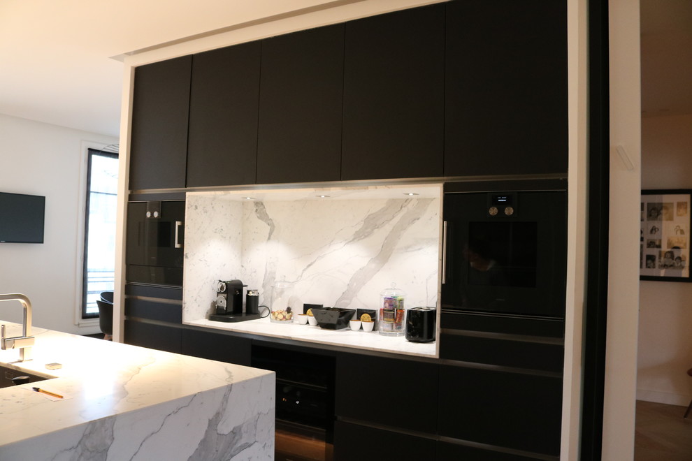 Immagine di una grande cucina minimalista con lavello sottopiano e top in marmo