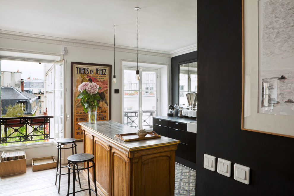 На фото: параллельная кухня-гостиная среднего размера в современном стиле с черными фасадами, полом из сланца и островом с