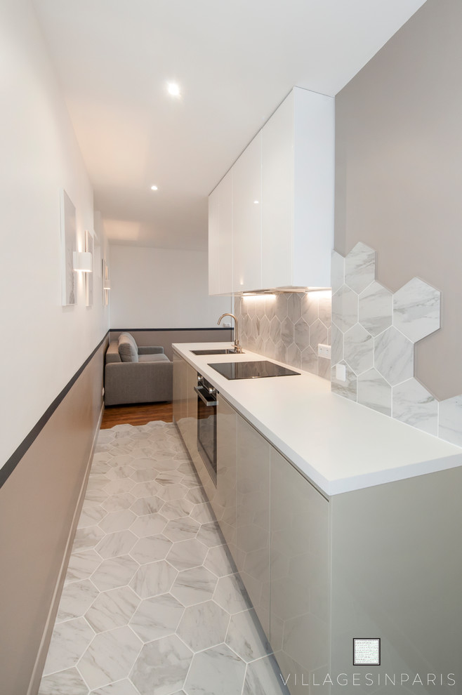 Esempio di una cucina design di medie dimensioni con paraspruzzi bianco, paraspruzzi con piastrelle in ceramica, pavimento in marmo, pavimento bianco e top bianco