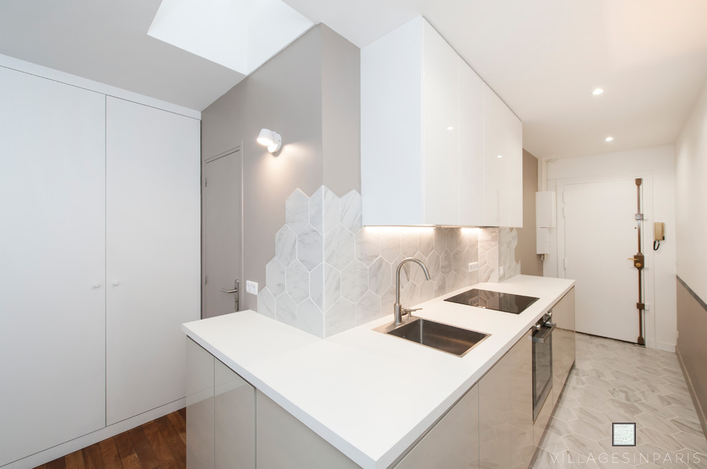 Ispirazione per una cucina design di medie dimensioni con paraspruzzi bianco, pavimento in marmo, pavimento bianco e top bianco