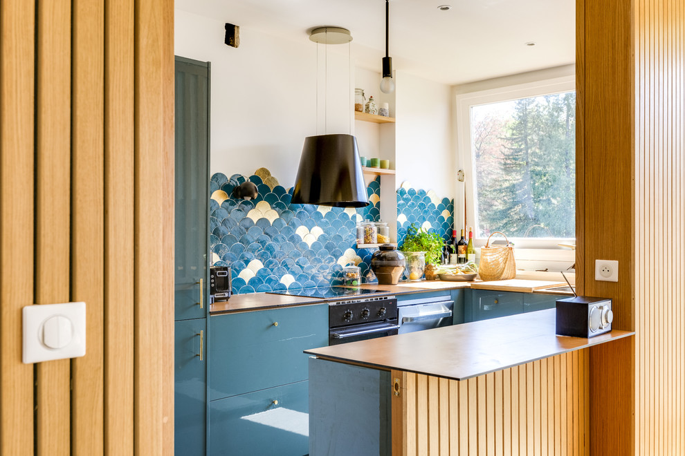Idéer för ett litet, avskilt modernt brun u-kök, med blå skåp, laminatbänkskiva, blått stänkskydd och stänkskydd i mosaik